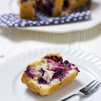 Easy toddler berry yogurt cake.