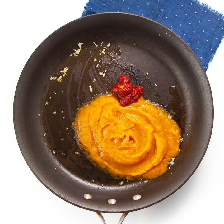 Skilled with garlic, pumpkin and tomato paste cooking .