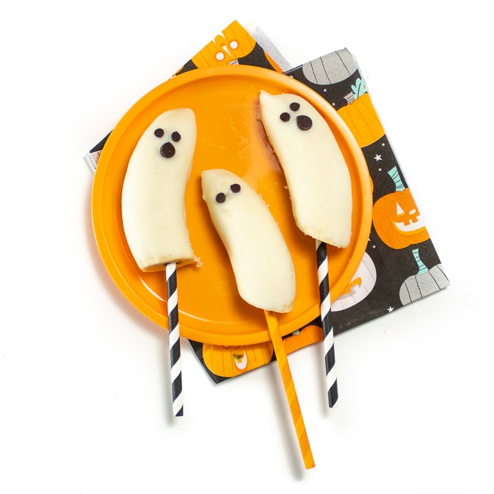 plate of frozen yogurt banana ghosts for toddler and kids.